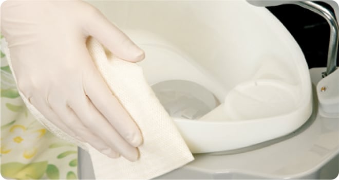 清潔な布による液剤の拭き取り（デンタルタオルNを使用）